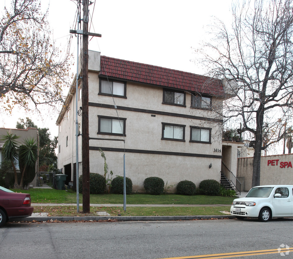 Building Photo - 1614 E Chevy Chase Dr