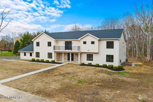Building Photo - 527 Woodview Rd
