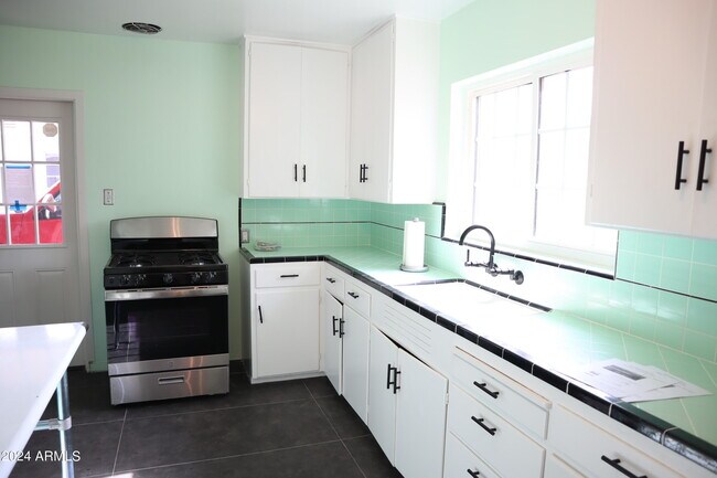 Foto del edificio - 4228 E Windsor Ave