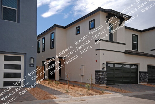 Building Photo - 3725 E Catalina Dr