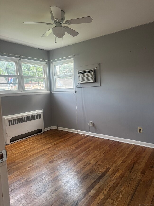 Building Photo - 354 Merritt St