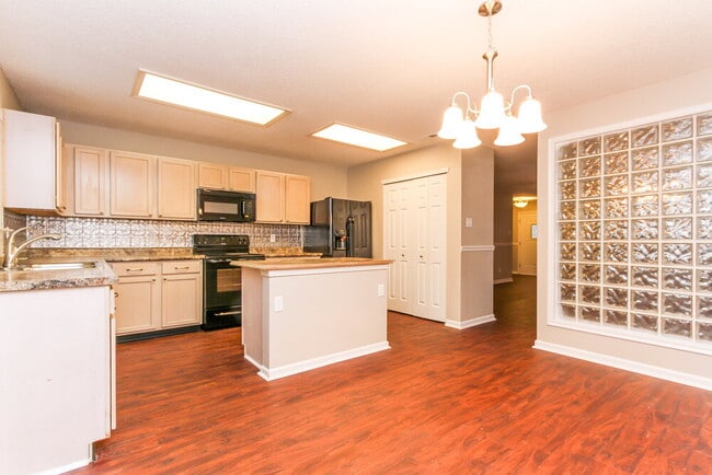 Building Photo - 2425 Woodmont Ct