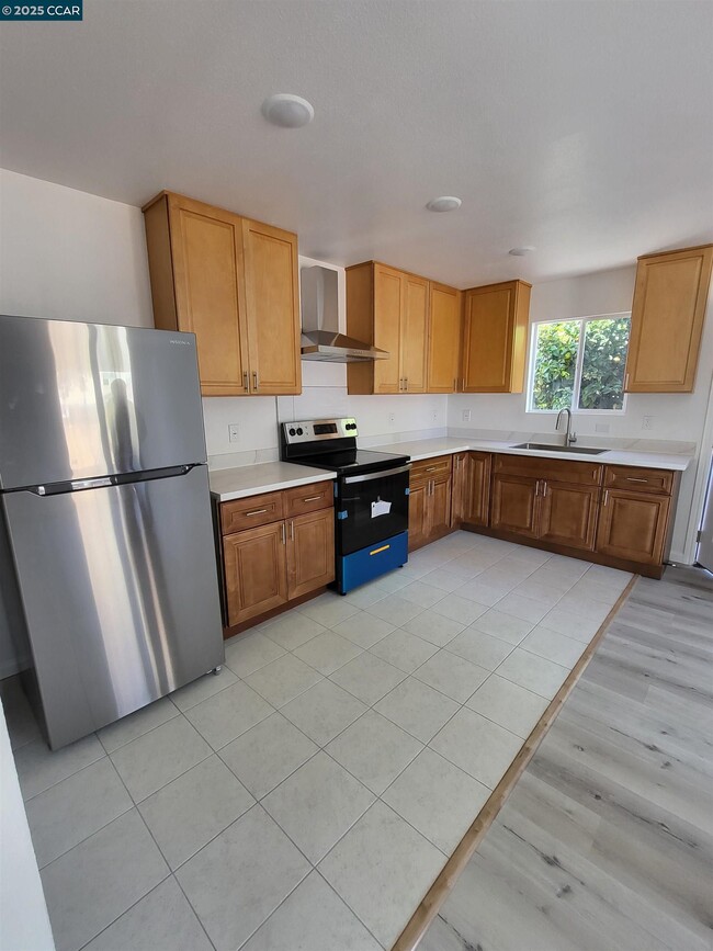 Building Photo - 2811 Tulare Ave