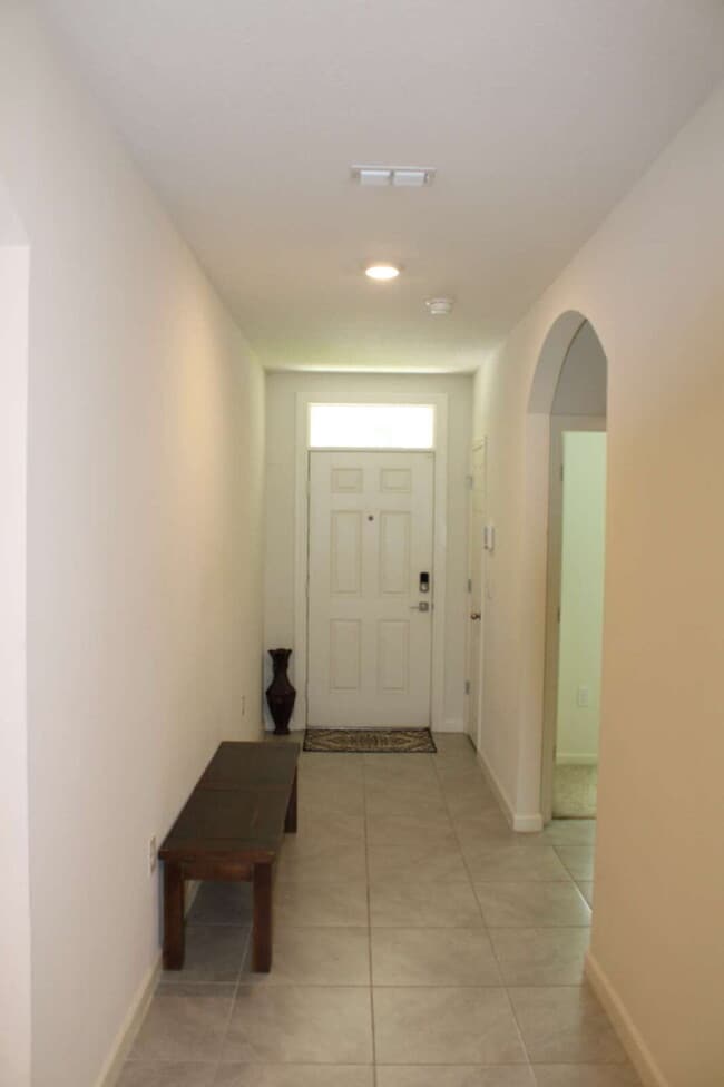Foto del edificio - Modern 4-Bedroom Home with Large Backyard ...