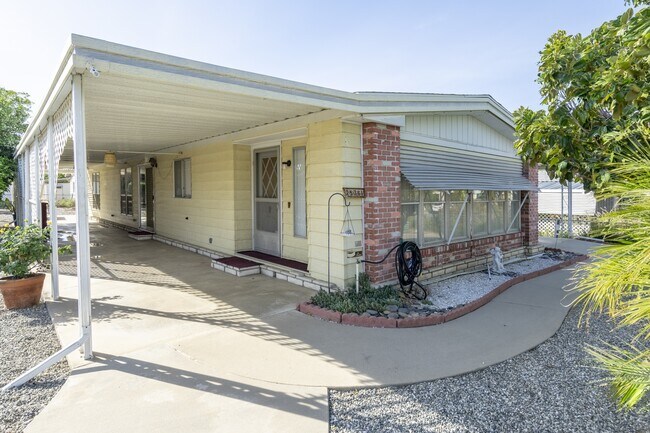 Foto del edificio - 25361 De Waide Ave