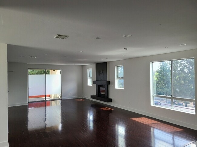 Building Photo - 13712 Valleyheart Dr N