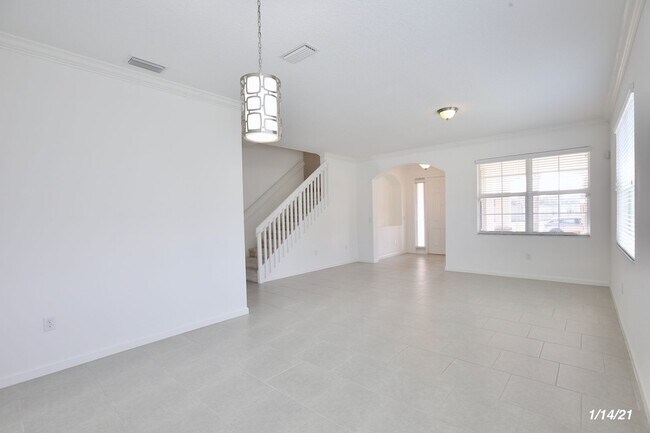 Foto del edificio - Beautiful 4/2.5 Spacious Home with a Loft ...