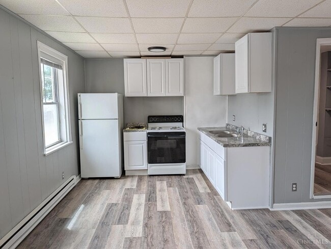 Building Photo - 304 W Walnut Ln