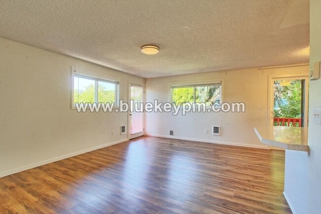 Building Photo - 2 Bed, 1 Bath Unit on 2nd Floor of a Tri-Plex in Sellwood