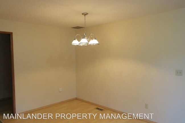 Building Photo - 2787 SE Rood Bridge Dr