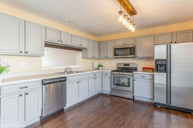 Building Photo - 2604 Canyon Dr
