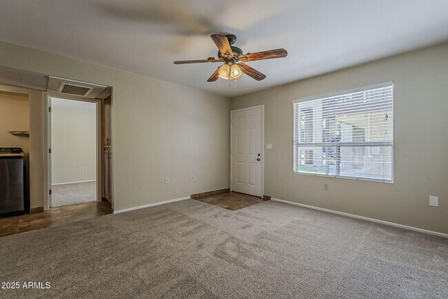 Foto del edificio - 461 W Holmes Ave