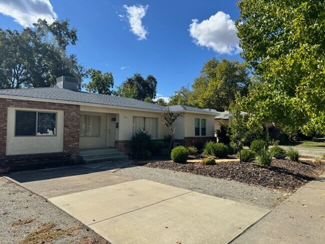 Foto del edificio - Charming Updated 4-Bedroom Home in the Garden Tract – Hardwood Floors, Central Air, 2-Car Garage ...