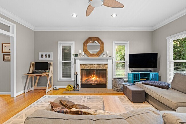 Building Photo - Available Late January! Stunning 3 bedroom home with fenced yard!