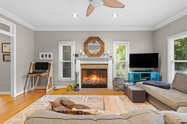 Foto del edificio - Available Late January! Stunning 3 bedroom home with fenced yard!