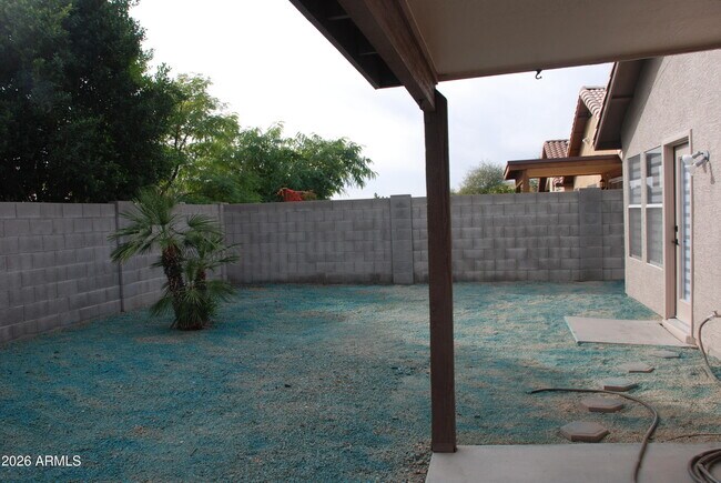 Foto del edificio - 249 W Grovers Ave