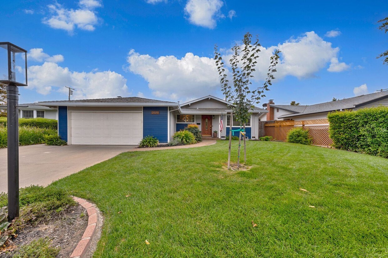 Foto principal - Charmingly Remodeled 3 Bed, 2 Bath Home Ne...