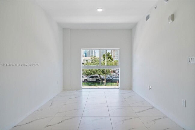 Building Photo - 420 SW 7th Ave