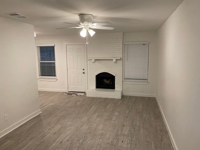 Foto del edificio - 2408 Burleson Ct