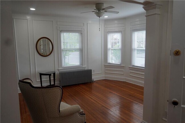 Foto del edificio - 1358 Narragansett Blvd