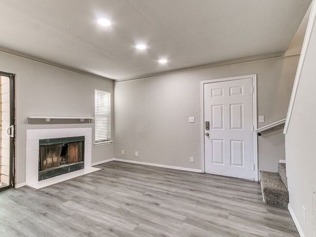 Building Photo - Beautiful Remodel in Broken Arrow
