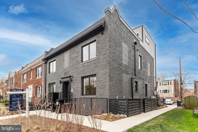 Building Photo - 2217 40th Pl NW