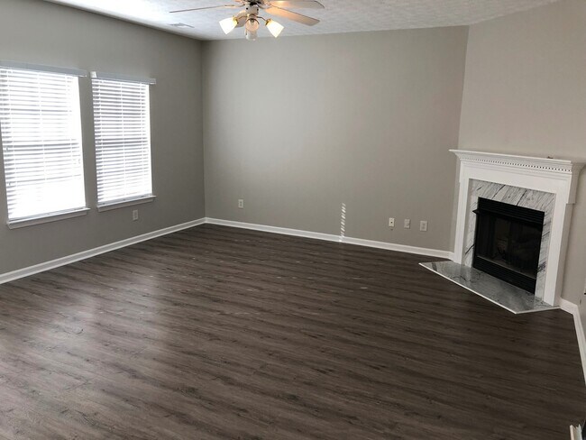 Building Photo - 4 bed, 2.5 Bath Home w/ 2 Car Garage in Fr...