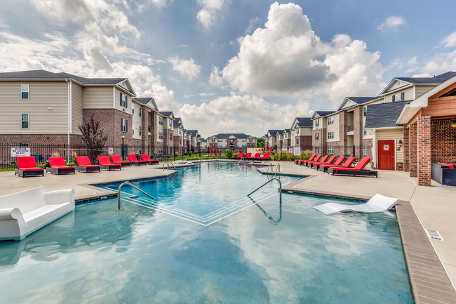 Resort Style Pool - Yugo Fort Wayne Arch