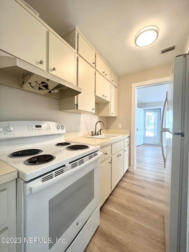 Building Photo - 2900 Ocean Dr S
