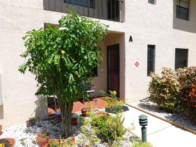 Building Photo - 9285 Vista del Lago