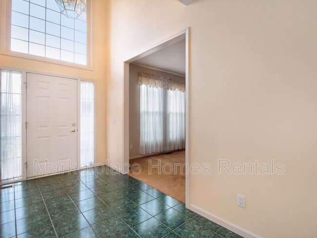 Building Photo - 317 Queen Anne Dr