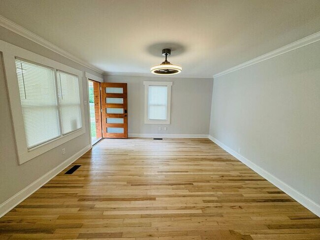 Building Photo - Adorable home minutes from everything