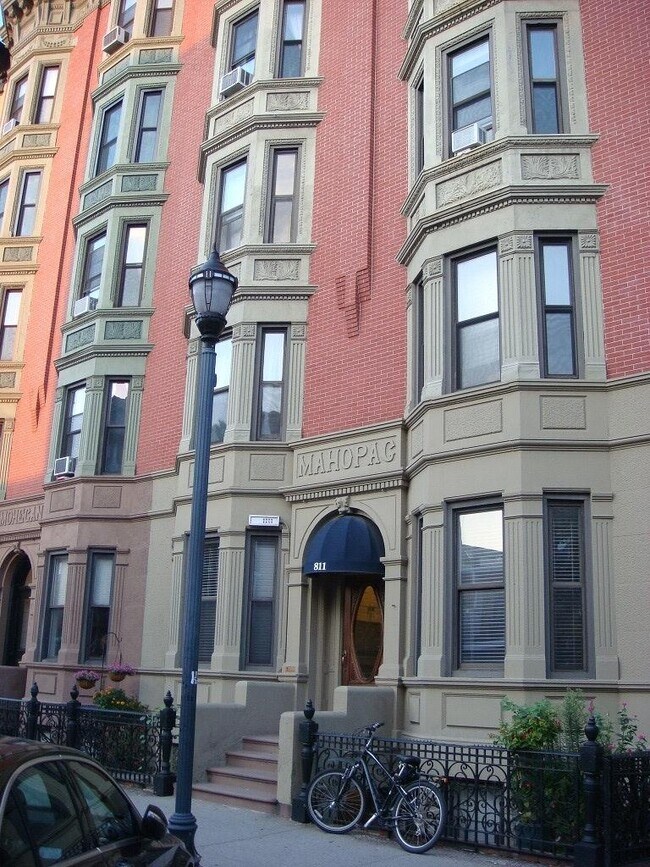 Building Photo - 811 Washington St