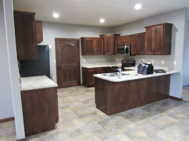 Foto del edificio - 6400 Keller Cr-- Twin Home
