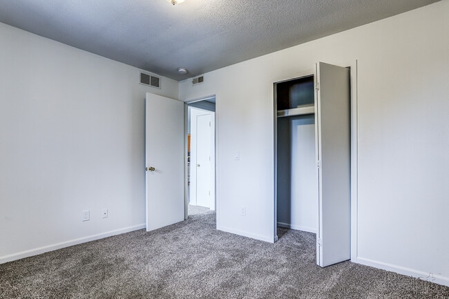 Building Photo - GolfView Apartments By The Bay