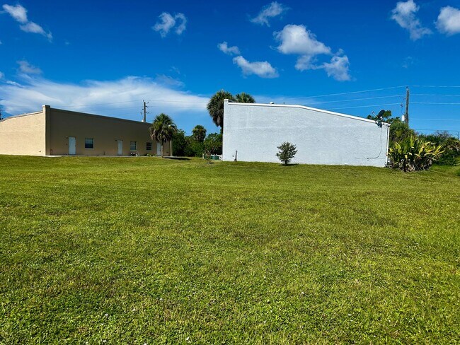 Foto del edificio - 214 Boundary Blvd