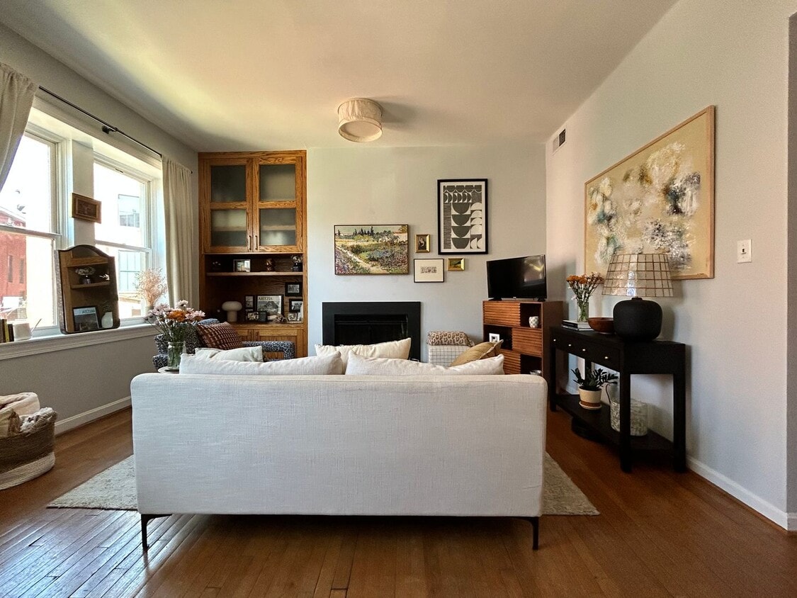 Primary Photo - Beautiful Dupont 1Br w/ Historic Charm, 97...