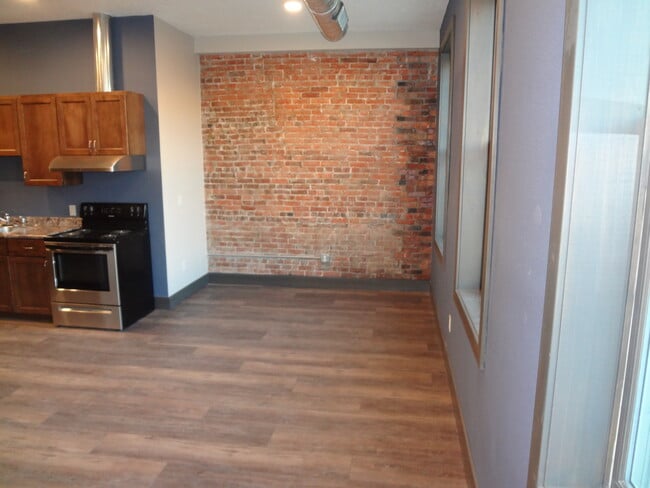 Foto del edificio - 320 E Main St