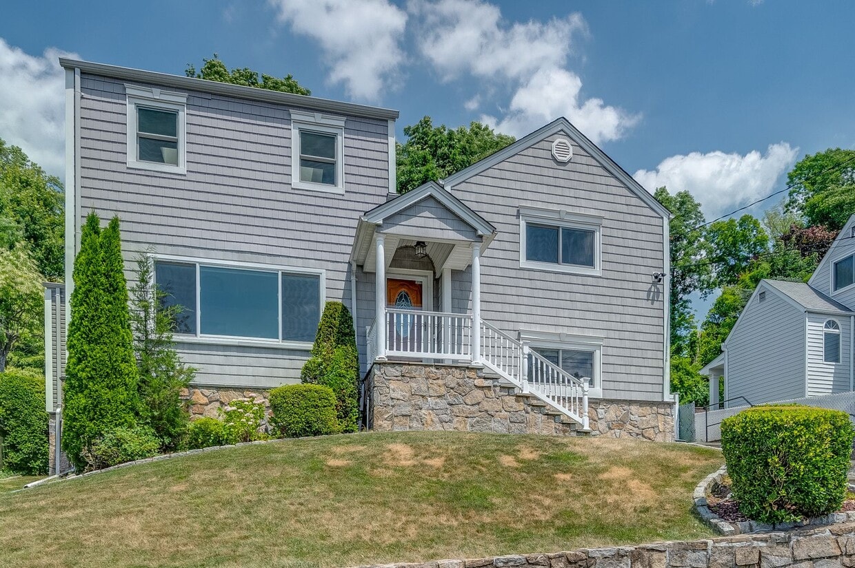 Spacious 3 Bed, 3 Bath - Spacious 3 Bed, 3 Bath