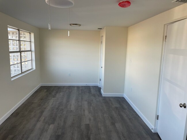 Building Photo - Beautiful home with backyard!