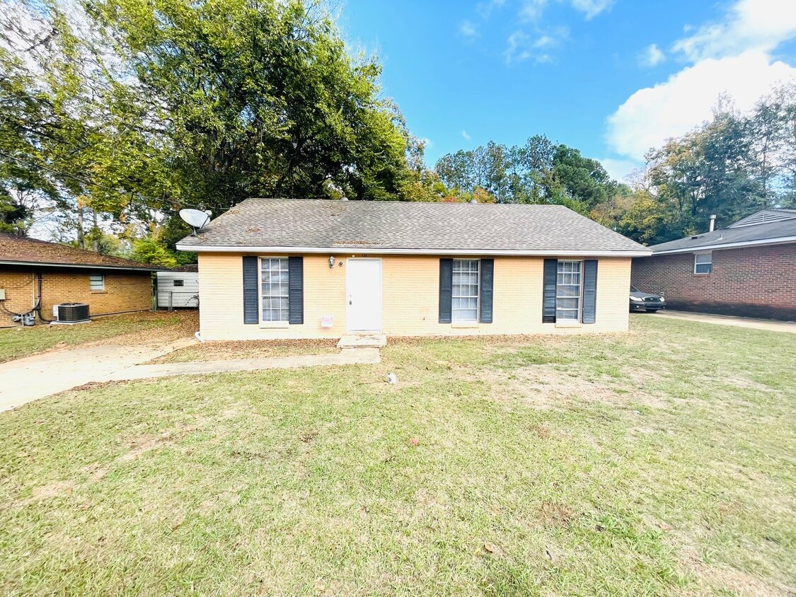 Foto principal - ** 3 bed 1.5 bath located across from Fraz...