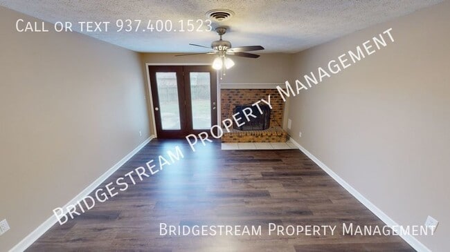 Building Photo - Updated 3 bedroom, 2 bath duplex with atta...