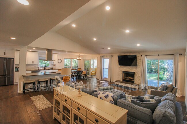 Photo - 1121 Parkway Dr House