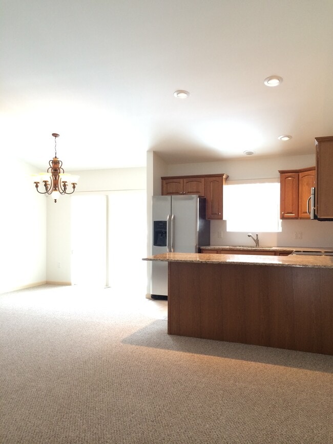 Kitchen & Dining - 67 Tiara Ct