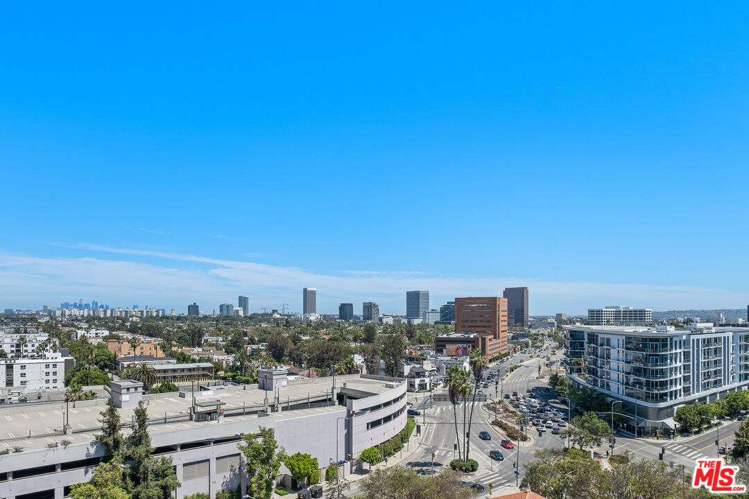 Foto principal - 321 S San Vicente Blvd