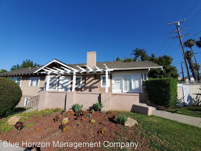 Building Photo - 2301 De La Vina St