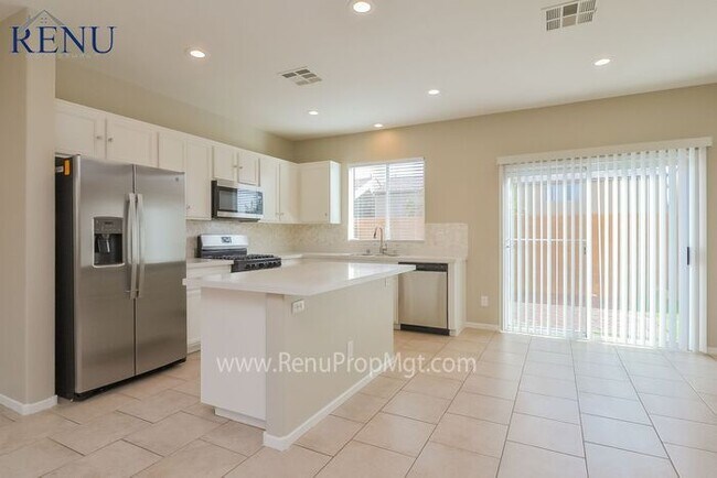 Foto del edificio - Now Available!