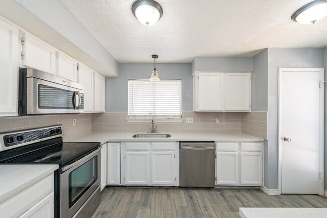 Building Photo - 3323 Silverside Dr