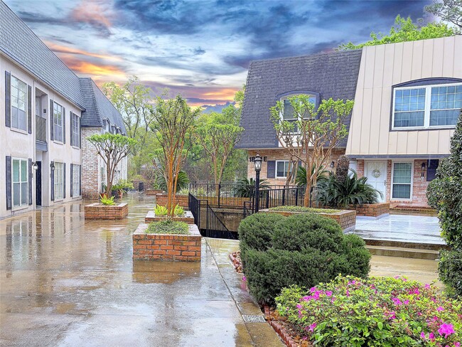 Building Photo - 1801 Stoney Brook Dr