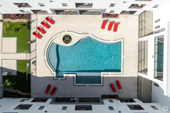 Contexto aéreo de la piscina - Monarch Apartments